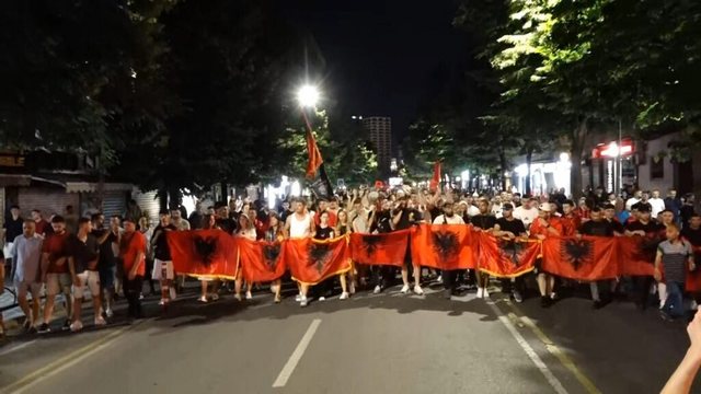 “Penguan lëvizjen e lirë të automjeteve dhe qytetarëve”, Policia e Tiranës procedon penalisht 11 protestues