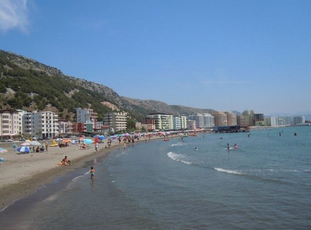 E rëndë në Shëngjin/ Pesë të rinj merren nga dallgët, njëri dyshohet se ka humbur jetën