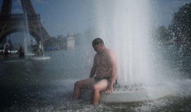 Temperatura rekord: Parisi ndalon konsumimin e alkoolit në publik, spitalet drejt mbingarkesës nga vala e të nxehtit