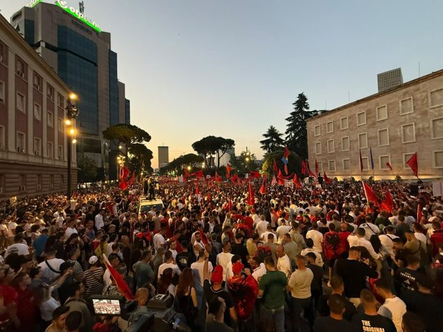 9 protestues nën hetim, Policia e Tiranës: Zaptuan bulevardin, refuzuan të largohen