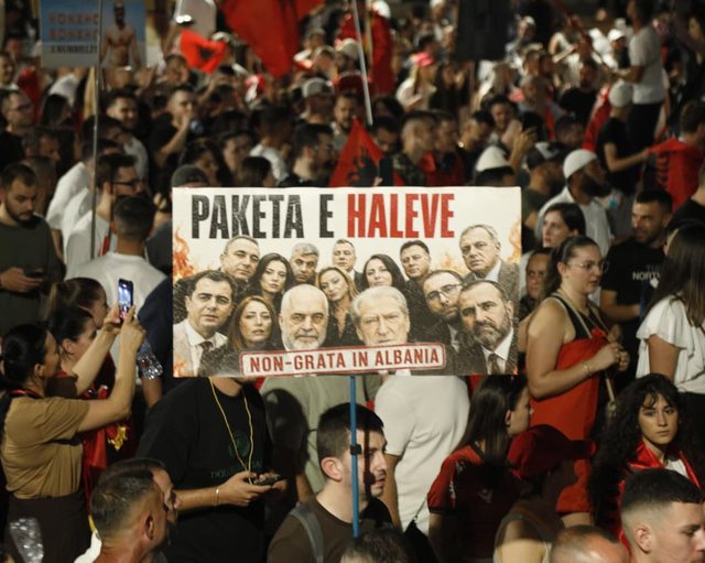 ‘Revolucioni Flamingo’, nis protesta e 22-të në Tiranë