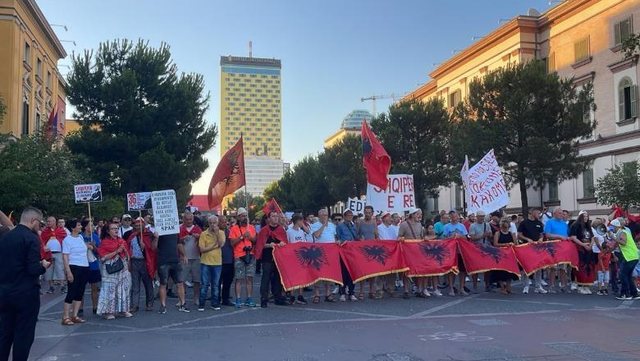 Nis protesta e 36-të, Arben Kola: Dhuna në komisariatin nr. 3, e financuar nga qeveria