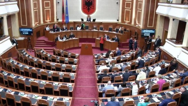 Sot Kuvend, caktohen anëtarët zëvendësues të komisioneve! Qytetarët mblidhen sërish në protestë sot para Parlamentit