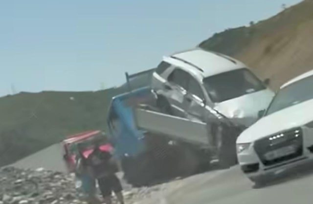 Shkoi për të marrë makinën me defekt, karrotreci aksidentohet bashkë me mjetin në Librazhd!