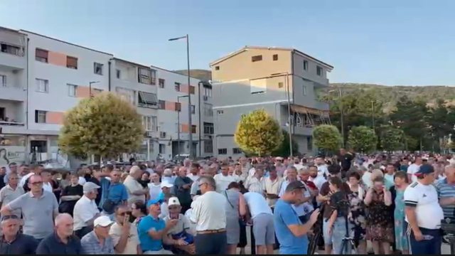 Shpërthejnë protestat në Prrenjas, kundër bashkimit me Librazhdin