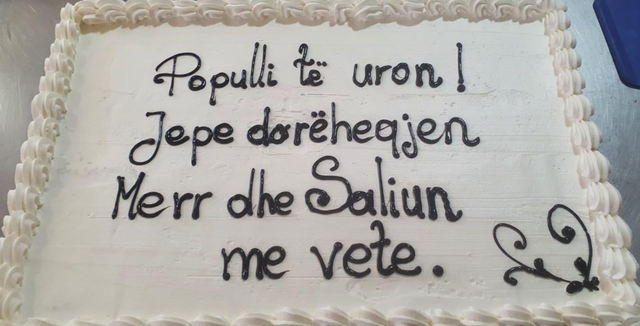 “Populli të uron” – Protestuesit sjellin torta në bulevard në ditëlindjen e kryeministrit