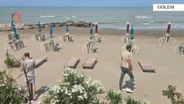 “Plazhi i lirë” në Golem, procedohen 3 persona për zënien e hapësirave publike, sekuestrohen 116 çadra dhe 232 shezlongë