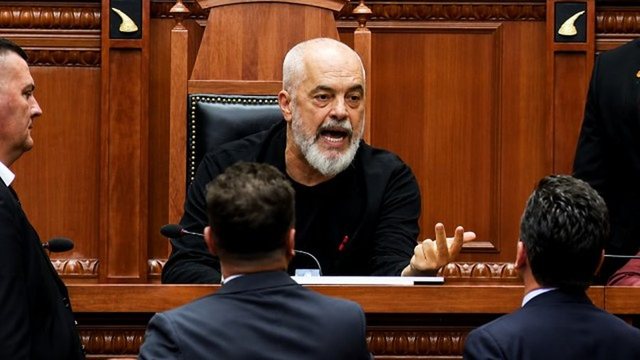 “Një ballist që…”/ Punonjësja e Kuvendit u rrëzua duke ndjekur Agron Shehajn, reagon Rama: Uroj që prokuroria t’i tregojë vendin!