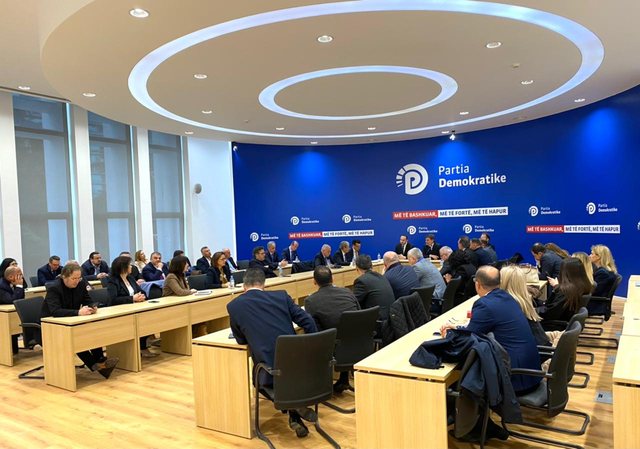 PD mbledh nesër Grupin Parlamentar, vendoset nëse opozita do të marrë pjesë në Kuvend