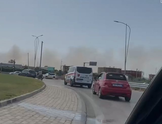 Zjarr i përmasave të mëdha në Zvërnec, tymi i dendur mbulon Vlorën!