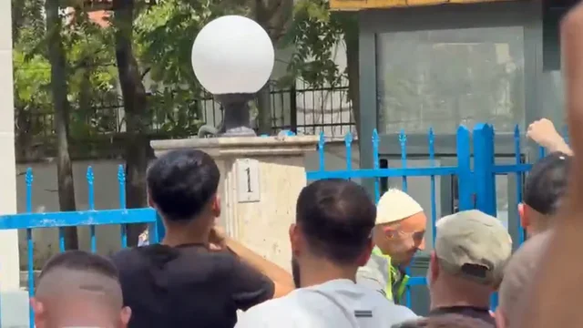 Lirohen disa nga të shoqëruarit, mes tyre edhe Arben Kola