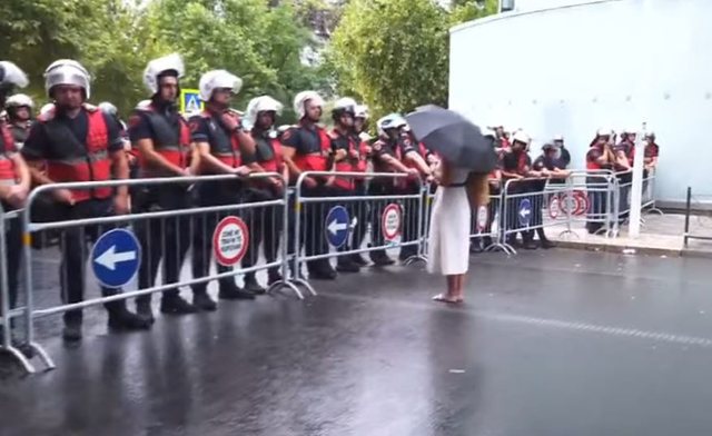 Paralajmërimi për protestë, Kuvendi rrethohet me gardh metalik dhe forca policie