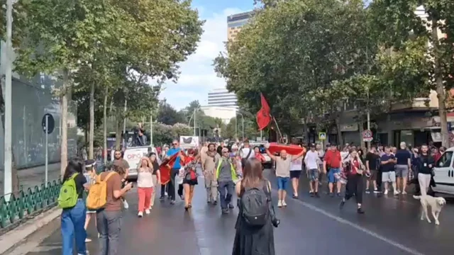 Protestuesit marshojnë drejt Ministrisë së Brendshme