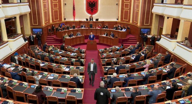 Mos u largoni nga Tirana: Seancë surprizë në Kuvend, pas mbledhjes së Ramës me PS
