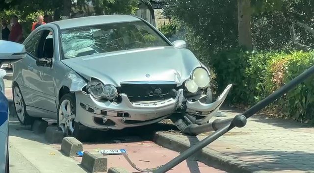 Aksident në unazë, policia e Fierit: Janë plagosur një grua dhe dy fëmijë