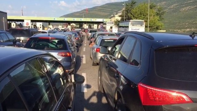Fluks rekord në Morinë, mbi 45 mijë qytetarë të Kosovës hynë në Shqipëri gjatë fundjavës