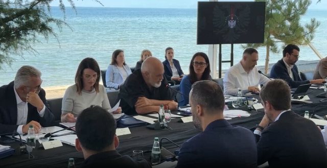 Mbyllet pas 7 orësh takimi i Ramës me ministrat në Pogradec: ‘Në sitë’ çdo dikaster
