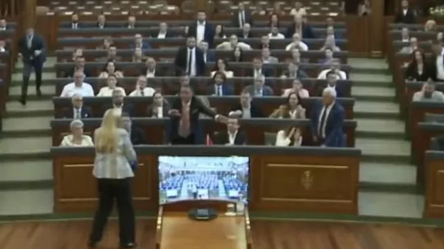 Sherr mes deputetëve në Kuvendin e Kosovës – Deputetja e AAK gjuan me vezë drejt Kurtit!