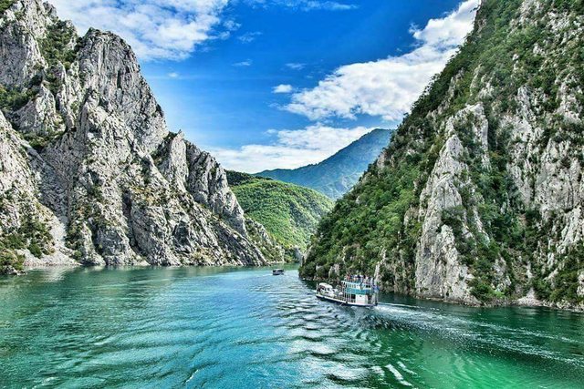 Nuk mjaftojnë aksidentet në rrugë – Përplasen dy varka me turistë në Liqenin e Komanit, disa të lënduar