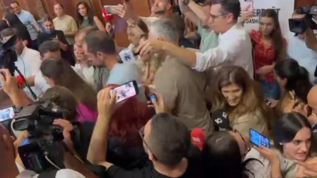 Tensionet në Kuvendin e Kosovës, deputetja e PDK-së lag me ujë Donika Gërvallën