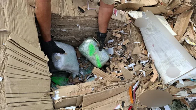 Policia greke zbulon 300 kg kanabis brenda materialeve të riciklueshme, që vinte nga Shqipëria. Arrestohen dy persona