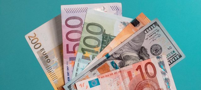 Euro në rënie të lirë, zbret sërish drejt rekordit historik, luhatje edhe në monedhat e tjera