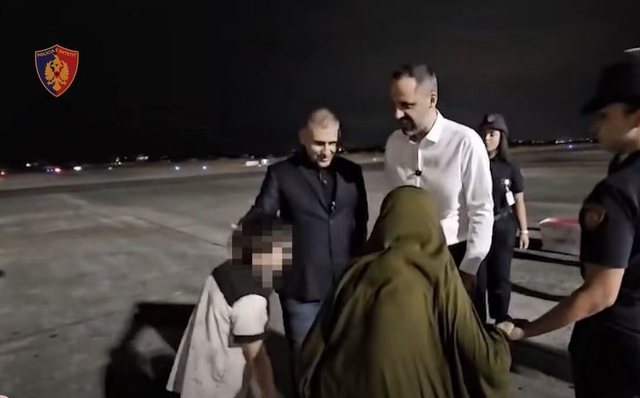 “Djalin dhe burrin ia vranë” – Gazetarja tregon historinë e 79-vjeçares nga Pogradeci që udhëtoi drejt Sirisë për dy nipat e saj