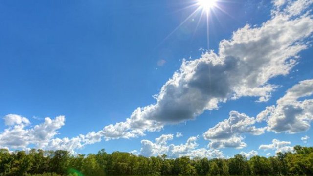 Vijojnë temperaturat e larta, por në disa zona ka edhe shi