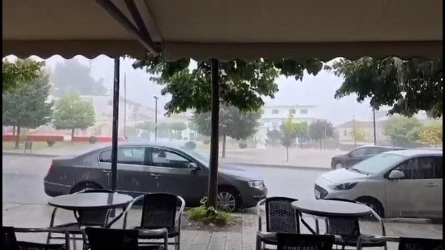Kthesë e papritur e motit në jug, reshje të dendura shiu përfshijnë Sarandën dhe Ksamilin