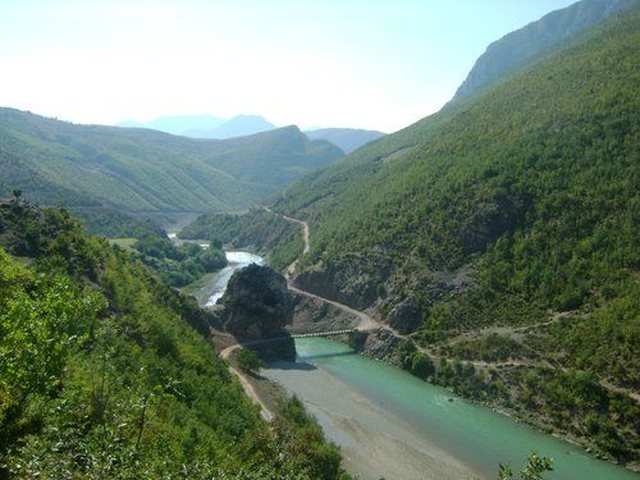 Tragjedi në Bulqizë/ Niveli i Drinit u rrit pas hapjes së portave të HEC-it, rrëmbehen nga rrjedha e lumit 5 familjarë, një 7-vjeçare dyshohet e mbytur