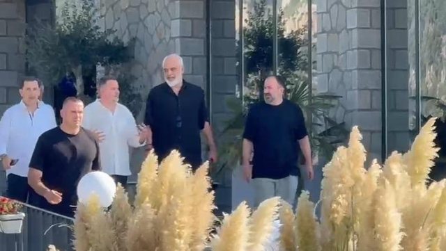 Tensione në mbledhjen e Ramës me kryebashkiakët – Përzë nga takimi atë të Dimalit, ai i Poliçanit largohet vetë i revoltuar