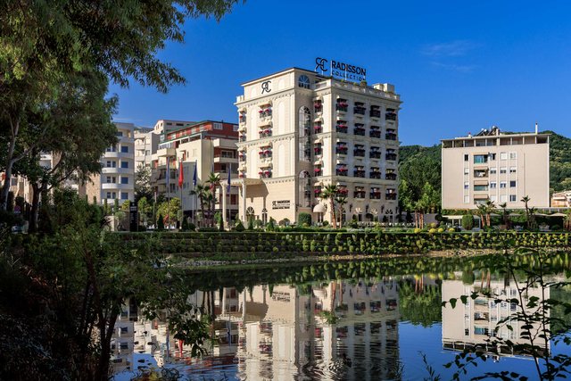 Përfshihet nga flakët kati i gjashtë i hotel Radisson në Tiranë, klientët dalin me urgjencë