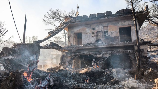 Tragjedia e zjarreve në Greqi, gjenden të vdekur dy të moshuar pranë vatrës së zjarrit në Salaminë