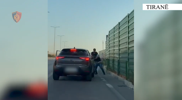 Aksion si në filma: 32-vjeçari rrethohet nga policia dhe nxirret nga makina në 5 sekonda, qarkullonte me pistoletë