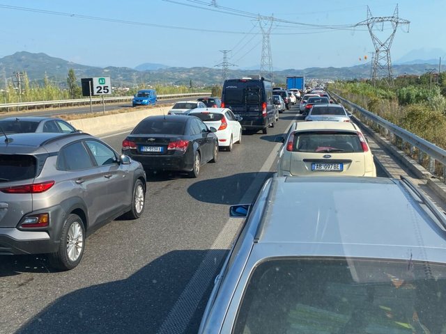 Bizneset e juglindjes të dëmtuara nga trafiku në autostradën e Elbasanit, bien turistët nga Tirana në Pogradec
