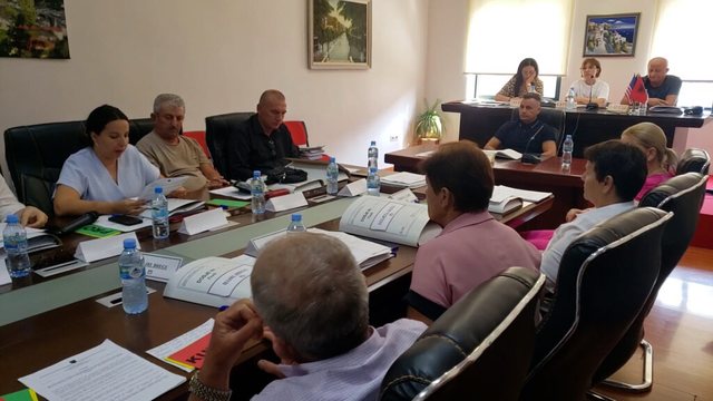 Këshilli bashkiak i Poliçanit voton kundër shkrirjes së bashkisë, 15 këshilltarë paralajmërojnë dorëheqjen