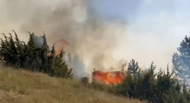 Zjarret përpijnë bjeshkët e Dibrës, flakët dalin jashtë kontrollit në Sllatinë, ndërhyhet edhe me helikopter