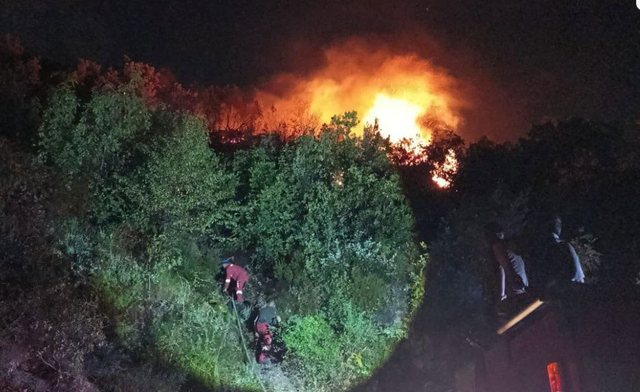 Flakët në Abaze të Krujës u afrohen banesave, nis ndërhyrja me helikopter