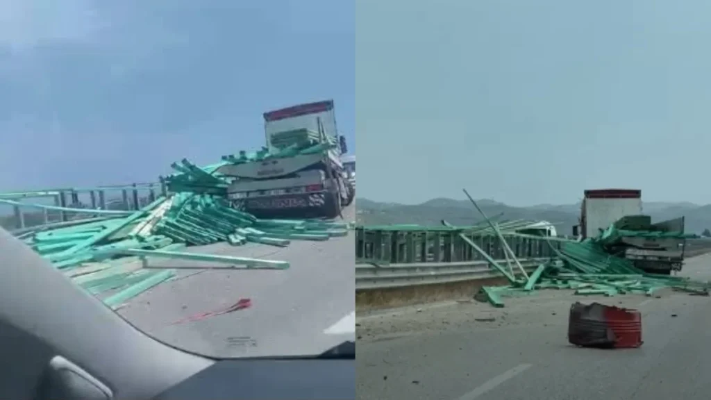 Kamioni përplaset me barrierat dhe ngarkesa me dërrasa shpërndahet në rrugë, rrezik për mjetet në lëvizje në aksin Vlorë-Fier