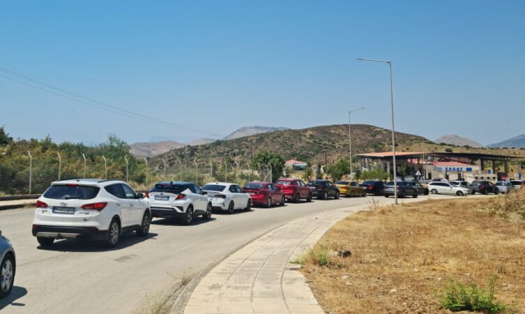 Fluks i madh në Qafë Botë/ Radhë të gjata automjetesh në kufi, 10 mijë udhëtarë në 24 orë