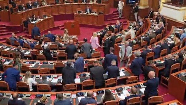 Socialistët votojnë Spahiun si ministre të Shëndetësisë, opozita braktis sallën: Do firmosësh ‘fap-fap’, do shkosh te vendi moj e gjorë!