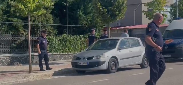 Detaje nga plagosja në Korçë/ Autori dhe i plagosuri kushërinj, Shaka nxori armën dhe e qëlloi në makinë!