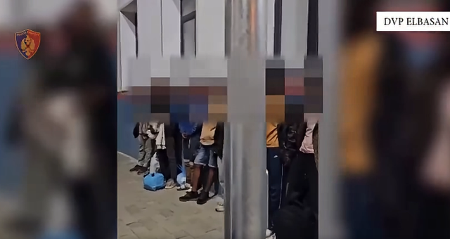 Po kalonin 8 emigrantë të paligjshëm, kapen 2 “transportuesit” në Elbasan!