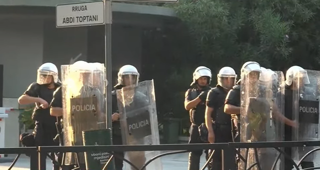 Incidente në protestë, goditen me vezë dhe domate efektivët e FNSH