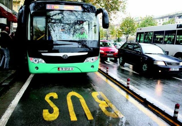 Nga sot më pak urbanë në Tiranë, operatorët reduktojnë me 30% flotën e autobusëve