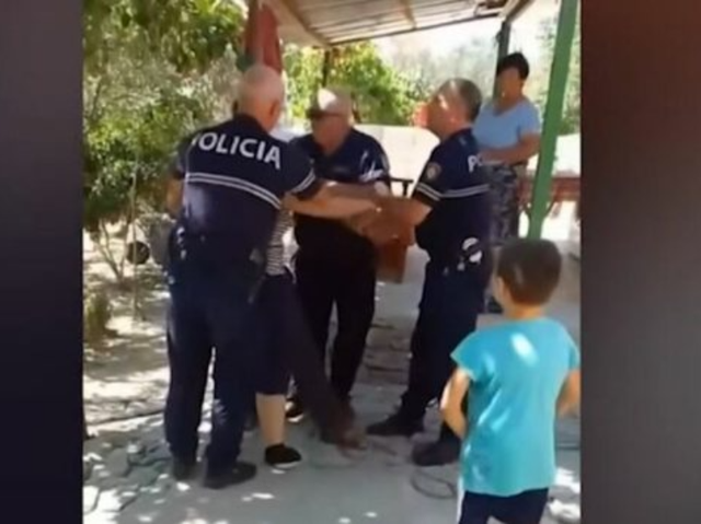 “Jo, jo, jo xhaxhi polici”/ Shoqëruan me forcë kryefamiljarin në Kuçovë, pezullohen nga detyra tre efektivët! (Emrat)