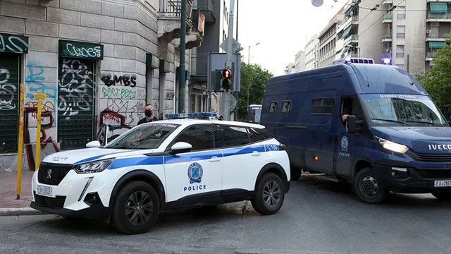 Drogë e fshehur mes trëndafilave/ Sekuestrohen 100 kg kokainë në aeroportin e Athinës, 6 të arrestuar, 4 janë shqiptarë