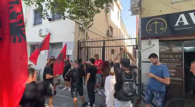 Arrestimi i 14 protestuesve, qytetarët mblidhen para Komisariatit nr.3, bëjnë thirrje për lirimin e tyre