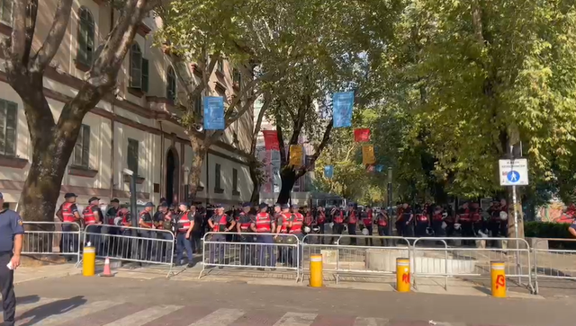 101 ditë protestë, policia blindon zonën e Kuvendit