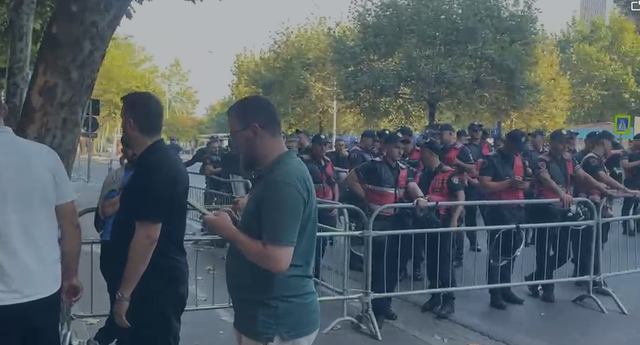 Protesta, bllokohet totalisht edhe rruga “George Bush” para Kuvendit, qytetarët debat me policinë